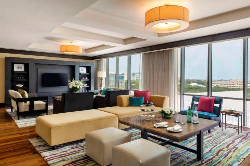 阿克拉黄金海岸市凯宾斯基酒店的客厅配有沙发和桌子