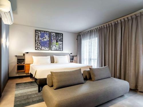 圣保罗Novotel SP Jardins的酒店客房,配有床和沙发