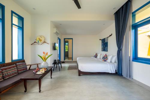 会安Chez Mimosa Rice Farm Hoi An - New address DX18, Thanh Nhut, Cam Thanh的一间卧室配有一张床和一张桌子