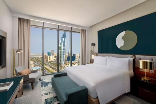 麦纳麦Conrad Bahrain Financial Harbour的酒店客房设有一张床和一个大窗户