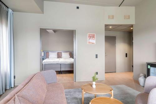 卡尔斯塔德Aiden by Best Western Karlstad Arena的客厅配有沙发和1张床