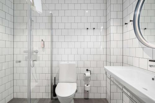 卡尔斯塔德Aiden by Best Western Karlstad Arena的白色的浴室设有卫生间和水槽。