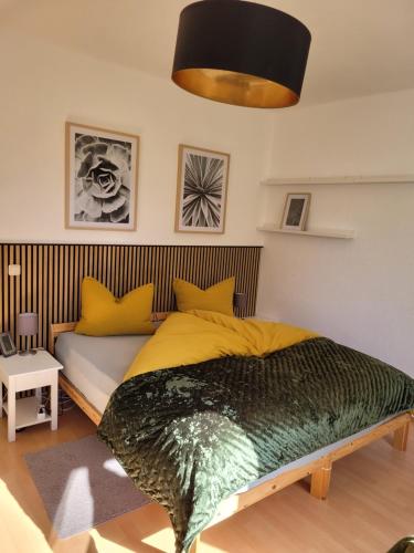 诺因哈根Carl-Schmäcke-Straße 7的一间卧室配有一张大床和一张沙发