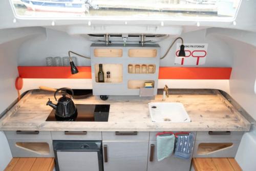 汉堡Ausgebautes Freifallrettungsboot KNUTSCHKUGEL的一间小房子里的厨房