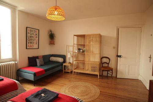 蒙特利马尔Maison Saint James的客厅配有沙发和椅子