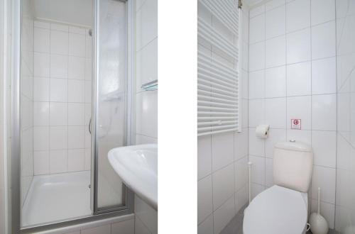 佐特兰德Casa Al Mare的白色的浴室设有卫生间和水槽。