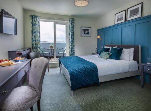 阿克洛Arklow Bay Hotel的一间卧室配有一张蓝色床头板的床