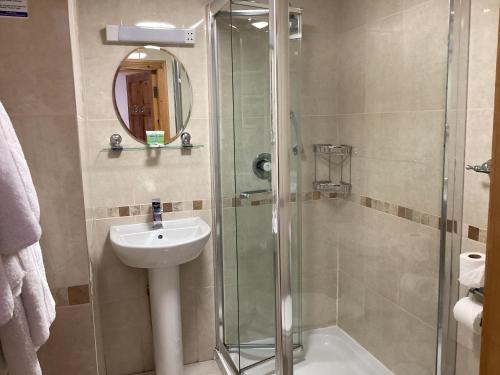 基拉尼阿尔格雷特食宿酒店的带淋浴和盥洗盆的浴室