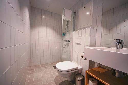Årdalstangen克林根贝格酒店的白色的浴室设有卫生间和水槽。