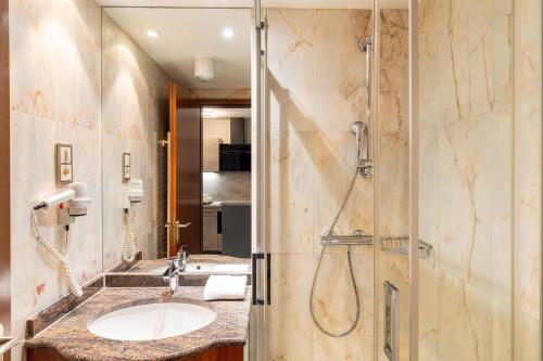 赛巴特班森波罗的海住宅班森斯特尔公寓式酒店的一间带水槽和淋浴的浴室