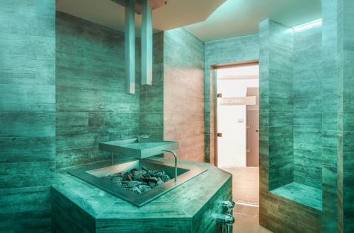 卡罗维发利Cihelny Golf & Wellness Resort的一间位于中间的带壁炉的浴室