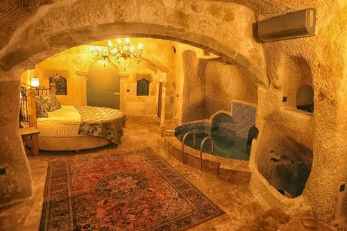 格雷梅旅行者洞穴宿舍酒店的石头间内一间卧室,配有一张床