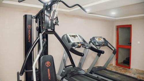 阿布贾J's Place Hotel的一间健身房,里面配有两台跑步机