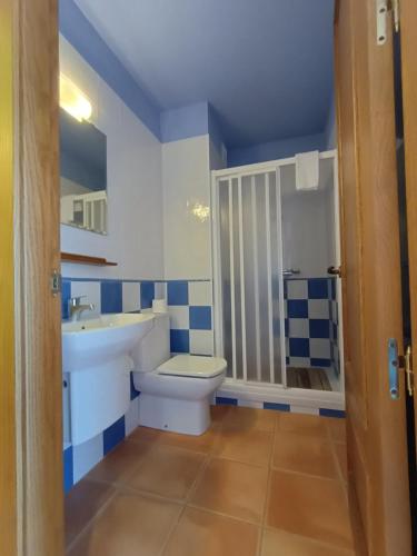 Ossó de SióCal Emilia的蓝色和白色的浴室设有卫生间和水槽