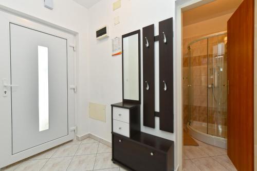 普拉Apartments Nevina 1230的浴室设有黑色梳妆台和镜子