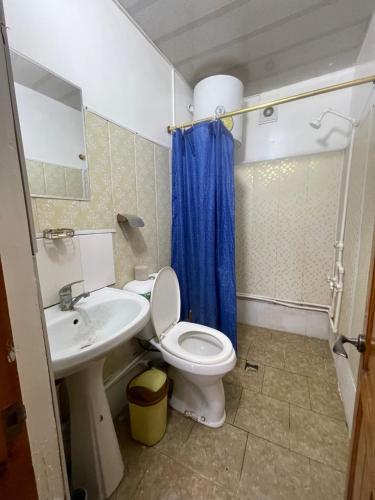 费尔干纳Sohil boyi的一间带卫生间和水槽的浴室