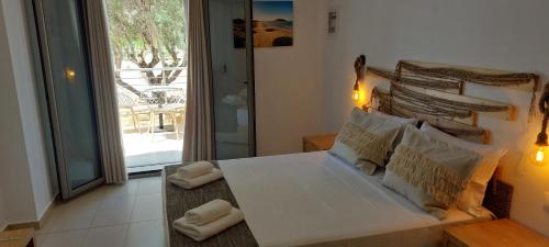 艾拉方索斯Selinopetra Rooms的一间卧室配有一张带两个枕头的床