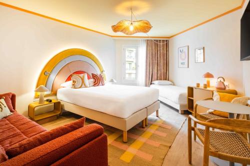 尼斯Nice Pam Hotel Fully Renovated的酒店客房,设有两张床和一张沙发