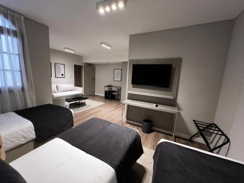 萨尔塔Guemes Hotel & Spa的酒店客房设有两张床和一台平面电视。