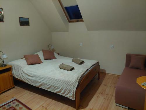 卡齐米日-多尔尼Magnolia Gospodarstwo Agroturystyczne的一间卧室配有一张带两个枕头的床