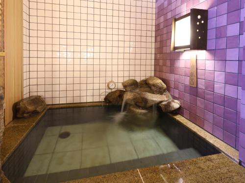 岐阜多美迎岐阜站前酒店的浴室里游泳池里的泰迪熊