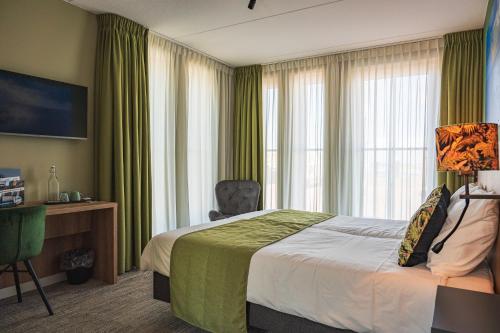 劳雷尔苏格Schierzicht Logement的酒店客房设有一张床、一张书桌和窗户。