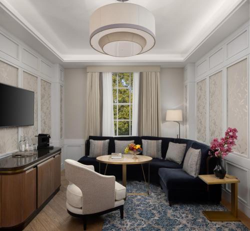 伦敦The Biltmore Mayfair的客厅配有沙发和桌子