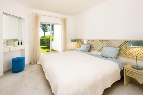 阿尔布费拉Apartments Maria - Balaia 702的卧室设有一张白色大床和一扇窗户。