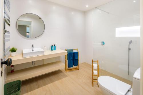 阿尔布费拉Apartments Maria - Balaia 702的一间带水槽和镜子的浴室