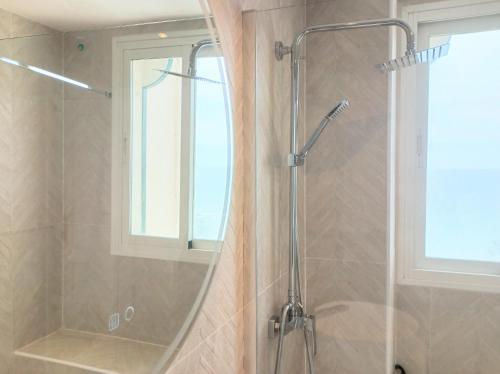 贝纳尔马德纳Townhouse beachfront Benalmadena-Costa的浴室里设有玻璃门淋浴