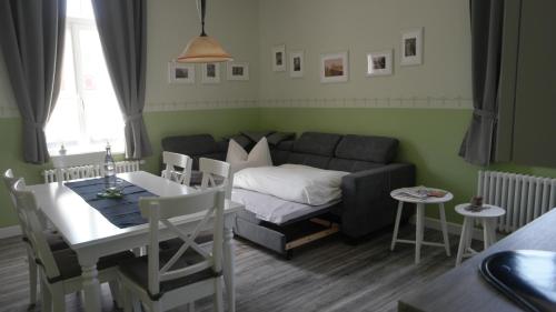 梅泽堡Appartements Neef的客厅配有沙发和桌子