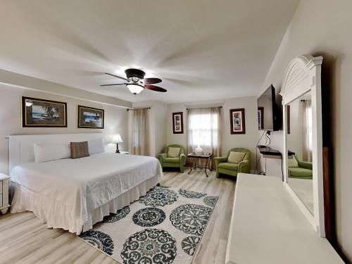 沃尔顿堡滩Pelican Isle 511的一间卧室配有一张床和吊扇