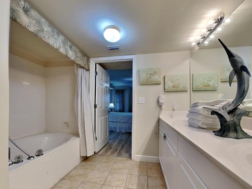 沃尔顿堡滩Pelican Isle 511的带浴缸和盥洗盆的浴室