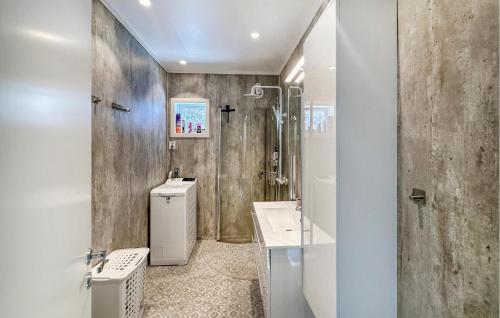 斯托克马克内斯Cozy Home In Stokmarknes With House A Mountain View的浴室配有卫生间、盥洗盆和淋浴。
