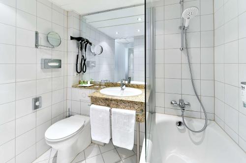 埃朗根埃朗根NH酒店的浴室配有卫生间、盥洗盆和淋浴。