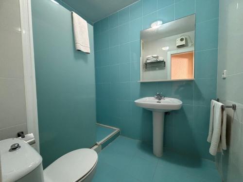 德尼亚赛维登瑞提罗公园二号公寓的蓝色的浴室设有卫生间和水槽