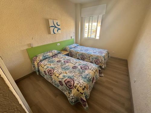 德尼亚赛维登瑞提罗公园二号公寓的客房设有两张床和窗户。
