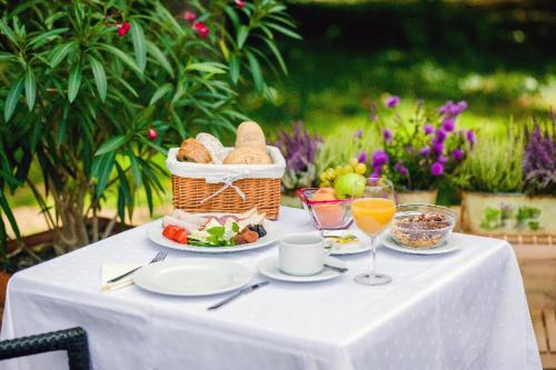 CsitárFőnix Medical Wellness Resort的一张桌子,上面有一篮面包和一盘食物
