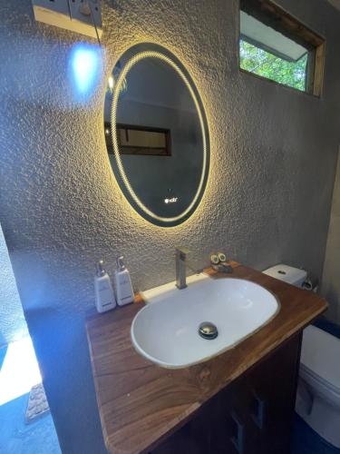 达瓦拉维Amba Kola Udawalawa的浴室设有水槽和墙上的镜子