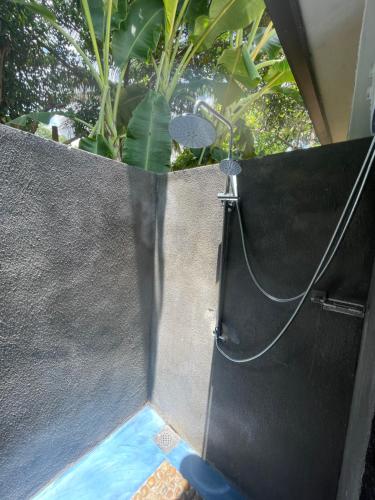达瓦拉维Amba Kola Udawalawa的一条带链条的黑色门