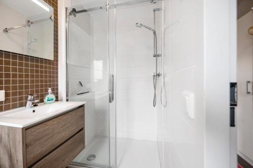 科布伦茨Haus Ferdi的带淋浴和盥洗盆的浴室