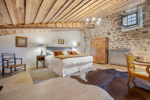 Saint-VidalChâteau de Saint Vidal的一间卧室设有一张床和石墙