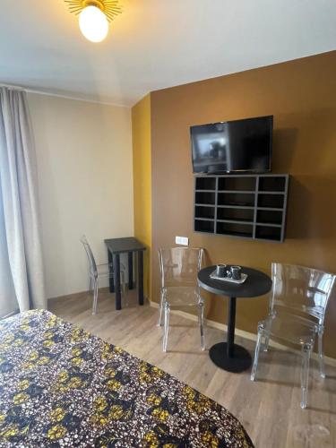 勒阿弗尔Smart Appart Le Havre 105的酒店客房带一张床、一张桌子和椅子
