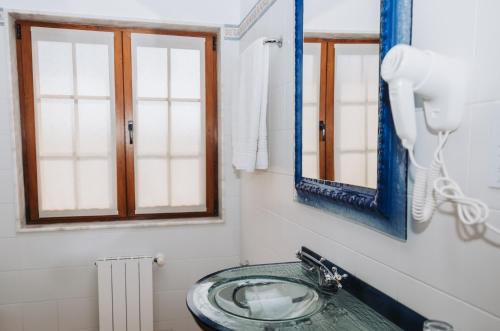 巴尔多维尼奥Casa Veiga的一间带水槽和镜子的浴室