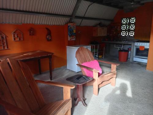 El QuijeHostal claire的厨房配有木椅和桌子