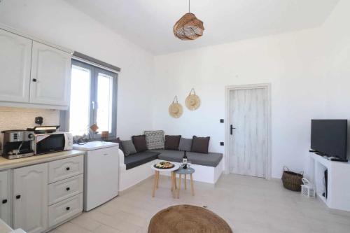 GalanádhonTouch Naxos Sunset的厨房以及带沙发和桌子的客厅。