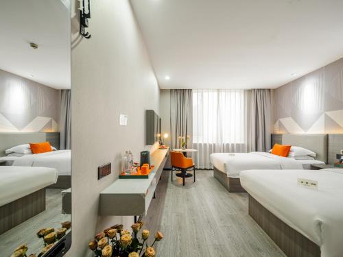 上海东方Rose酒店的酒店客房配有两张床和一张书桌