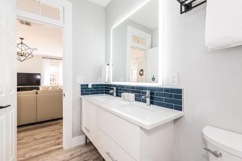 圣奥古斯丁20 Hypolita - Luxury Downtown Apartment的白色的浴室设有水槽和镜子
