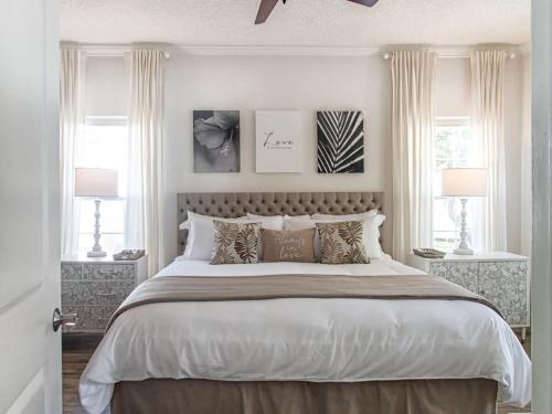 圣奥古斯丁Private Romantic Retreat Mins DWTN Beach的一间卧室设有一张大床和两个窗户