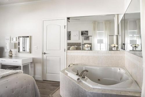 圣奥古斯丁Private Romantic Retreat Mins DWTN Beach的白色的浴室设有浴缸和床。